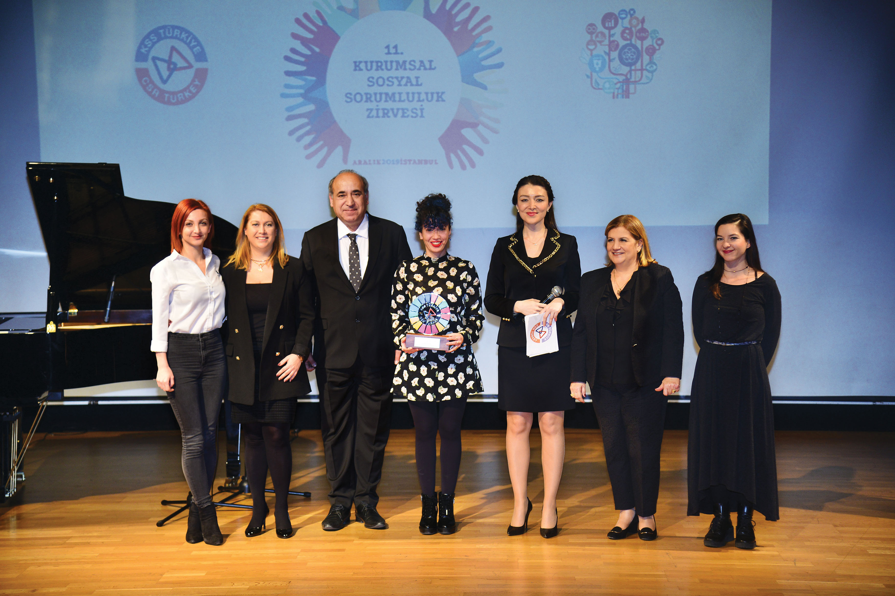  Darüşşafaka Cemiyeti Kurumsal İletişim Yetkilisi Ceren Arifağaoğlu, Med Partners Medya Direktörü Müge Akay, Türkiye Kurumsal Sosyal Sorumluluk Derneği Başkanı Serdar Dinler, Türk Henkel Kurumsal İletişim Müdürü Öznur Çatı, Sunucu Neslihan Maltepe, Med Partners Ajans Başkanı Binnur Akay, Yaratıcı Çocuklar Derneği Proje Koordinatörü Tuba Karabey